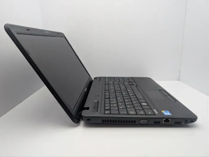 Ноутбук Toshiba Satellite C650 / 15.6" (1366x768) TN / Intel Pentium T4500 (2 (4) ядра по 2.3 GHz) / 6 GB DDR3 / 320 GB HDD / Intel HD Graphics / WebCam / DVD-ROM б/в - зображення 4