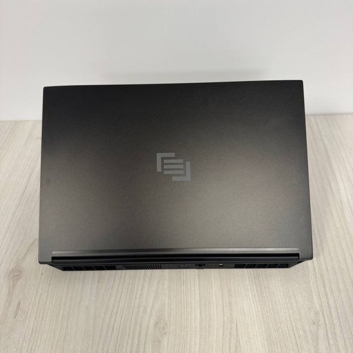 Ігровий ноутбук Maingear Vector Pro MG-VCP2 / 15.6" (2560x1440) IPS / AMD Ryzen 9 6900HX (8 (16) ядер по 3.3 - 4.9 GHz) / 16 GB DDR5 / 1000 GB SSD NVMe / nVidia GeForce RTX 3080, 16 GB GDDR6, 256-bit / WebCam б/в - зображення 3