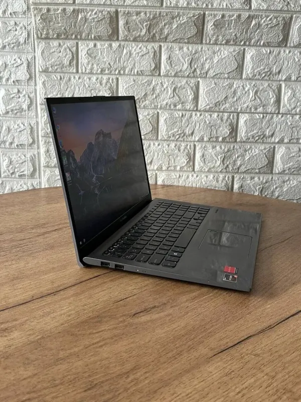 Ультрабук Б-клас Asus VivoBook 15 X512DA / 15.6" (1920x1080) TN / AMD Ryzen 5 3500U (4 (8) ядра по 2.1 - 3.7 GHz) / 8 GB DDR4 / 256 GB SSD / AMD Radeon Vega 8 Graphics / WebCam / HDMI б/в - зображення 4