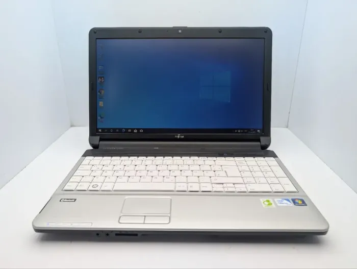 Ноутбук Fujitsu Lifebook A530 / 15" (1366x768) TN / Intel Core i3-370M (2 (4) ядра по 2.4 GHz) / 6 GB DDR3 / 120 GB SSD / Intel HD Graphics / WebCam / DVD-ROM б/в - зображення 2