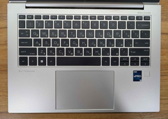 Ультрабук HP EliteBook 840 G10 / 14" (1920x1080) IPS / Intel Core i5-1345U (10 (12) ядер по 3.5 - 4.7 GHz) / 16 GB DDR5 / 512 GB SSD / Intel Iris Xe Graphics / WebCam / TouchID / Windows 11 б/в - зображення 3