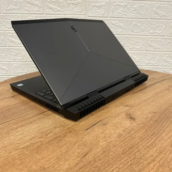 Ігровий ноутбук Dell Alienware 17 R4 / 17.3" (1920x1080) IPS / Intel Core i7-6700HQ (4 (8) ядер по 2.6 - 3.5 GHz) / 16 GB DDR4 / 128 GB SSD + 1000 GB HDD / nVidia GeForce GTX 1060, 6 GB GDDR5, 192-bit / WebCam б/в - зображення 6
