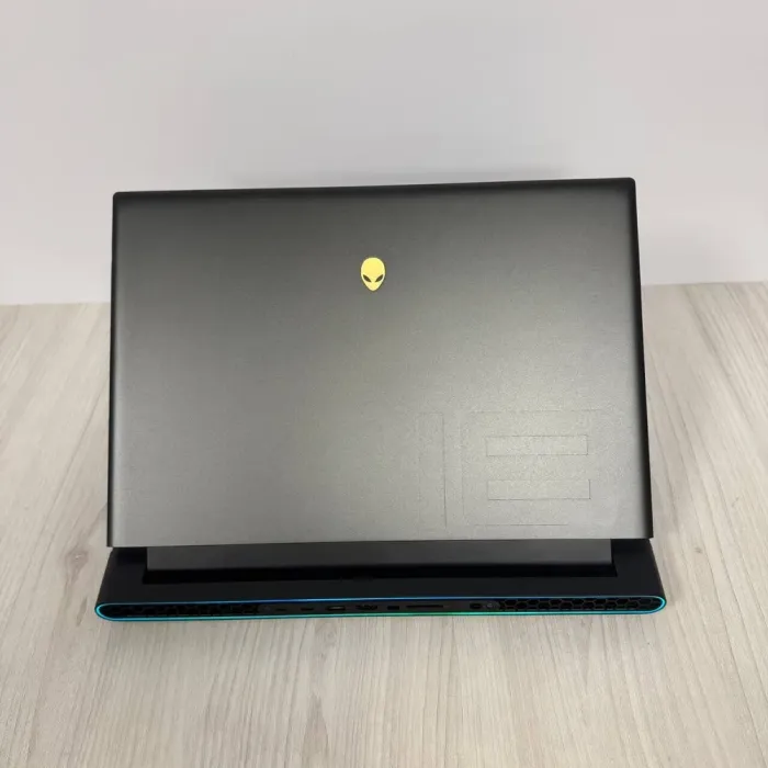 Ігровий ноутбук Dell Alienware m18 R1 / 18" (1920x1200) IPS / AMD Ryzen 9 7845HX (12 (24) ядер по 3.0 - 5.2 GHz) / 32 GB DDR5 / 1000 GB SSD NVMe / nVidia GeForce RTX 4070, 8 GB GDDR6, 128-bit / WebCam б/в - зображення 3