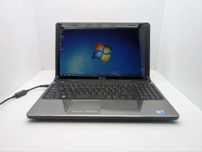 Ноутбук Dell Inspiron 1564 / 15.6" (1366x768) TN / Intel Core i5-520M (2 (4) ядра по 2.4 - 2.93 GHz) / 6 GB DDR3 / 240 GB SSD / Intel HD Graphics / WebCam б/в - зображення 2