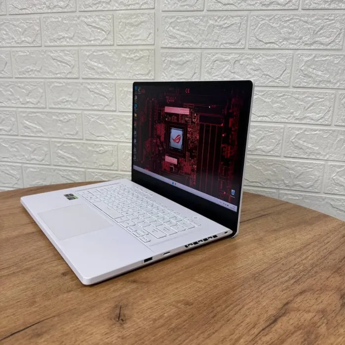 Ігровий ультрабук Asus ROG Zephyrus GA503QS White / 15.6" (2560x1440) IPS / AMD Ryzen 9 5900HS (8 (16) ядер по 3.0 - 4.6 GHz) / 32 GB DDR4 / 1000 GB SSD / nVidia GeForce RTX 3080, 8 GB GDDR6, 256-bit б/в - зображення 5