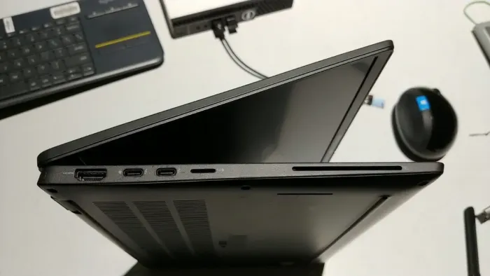 Ультрабук Б-клас Dell Latitude 7410 / 14" (1920x1080) IPS / Intel Core i7-10610U (4 (8) ядра по 1.8 - 4.9 GHz) / 16 GB DDR4 / 256 GB SSD M.2 / Intel UHD Graphics / WebCam / USB 3.2 / HDMI / Windows 10 б/в - зображення 4