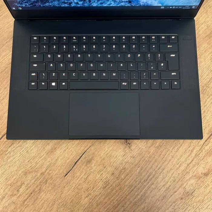 Ігровий ноутбук Б-клас Razer Blade 15 RZ09-02385 / 15.6" (1920x1080) IPS / Intel Core i7-8750H (6 (12) ядер по 2.2 - 4.1 GHz) / 16 GB DDR4 / 256 GB SSD NVMe / nVidia GeForce GTX 1060 Max-Q, 6 GB GDDR5, 192-bit б/в - зображення 7