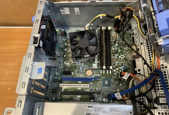 Комп'ютер Dell OptiPlex 7050 Tower / Intel Core i5-7500 (4 ядра по 3.4 - 3.8 GHz) / 16 GB DDR4 / 500 GB SSD / Intel HD Graphics 630 / 240W / HDMI / DisplayPort б/в - зображення 8