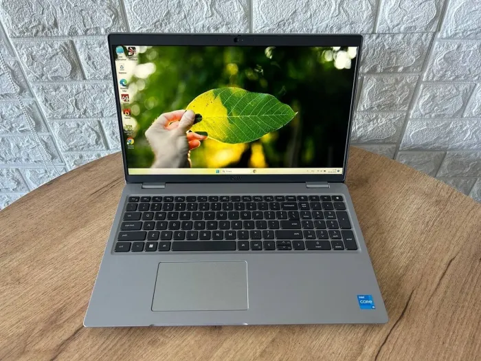 Мобільна робоча станція Dell Precision 3570 / 15.6" (1920x1080) IPS / Intel Core i5-1235U (10 (12) ядер по 3.3 - 4.4 GHz) / 16 GB DDR4 / 256 GB SSD M.2 / nVidia T550, 4 GB GDDR6, 64-bit / WebCam б/в - зображення 2