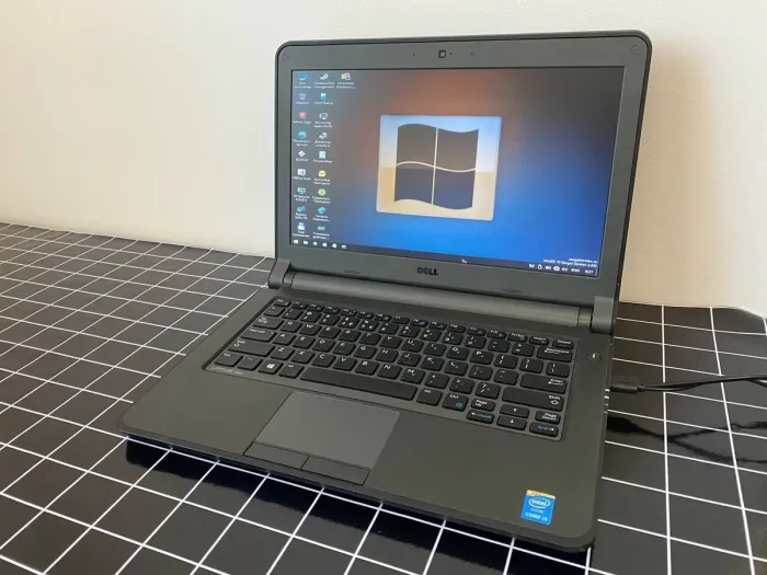 Ультрабук Б-клас Dell Latitude 3340 / 13.3" (1366x768) TN / Intel Core i3-4010U (2 (4) ядра по 1.7 GHz) / 4 GB DDR3 / 500 GB HDD / Intel HD Graphics 4400 / WebCam / HDMI / miniDP б/в - зображення 2
