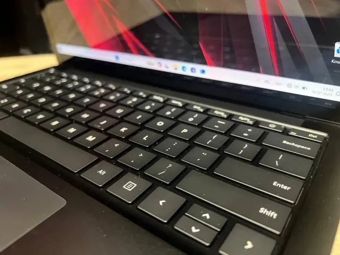 Ультрабук Microsoft Surface Laptop 4 / 13.5" (2256x1504) IPS Touch / Intel Core i7-1185G7 (4 (8) ядра по 3.0 - 4.8 GHz) / 16 GB DDR4 / 256 GB SSD / Intel Iris Xe Graphics / WebCam б/в - зображення 3