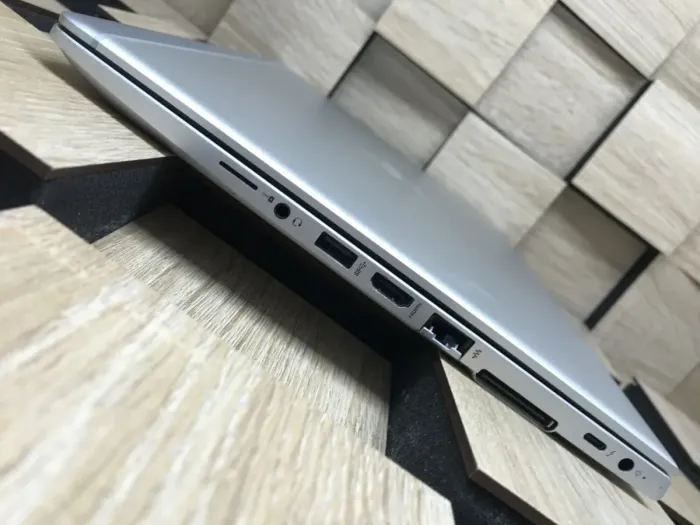 Ультрабук Б-клас HP EliteBook 840 G5 / 14" (1920x1080) IPS / Intel Core i5-8350U (4 (8) ядра по 1.7 - 3.6 GHz) / 8 GB DDR4 / 256 GB SSD M.2 / Intel UHD Graphics 620 / WebCam / HDMI б/в - зображення 6