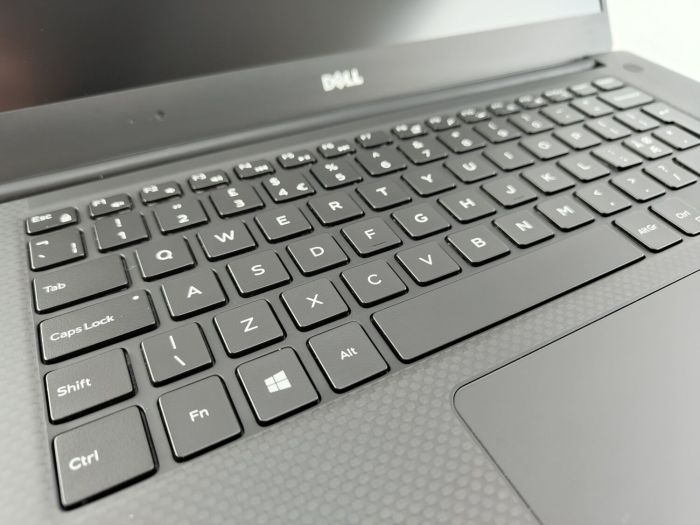 Мобільна робоча станція Dell Precision 5520 / 15.6" (1920x1080) IPS / Intel Core i5-7440HQ (4 ядра по 2.8 - 3.8 GHz) / 16 GB DDR4 / 240 GB SSD / Intel HD Graphics 630 / WebCam б/в - зображення 3