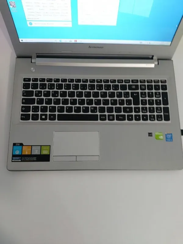 Ноутбук Б-клас Lenovo Z50-70 / 15.6" (1920x1080) TN / Intel Core i5-4210U (2 (4) ядра по 1.7 - 2.7 GHz) / 8 GB DDR3 / 256 GB SSD / nVidia GeForce GT 840M, 2 GB DDR3, 64-bit / WebCam / DVD-ROM б/в - зображення 3