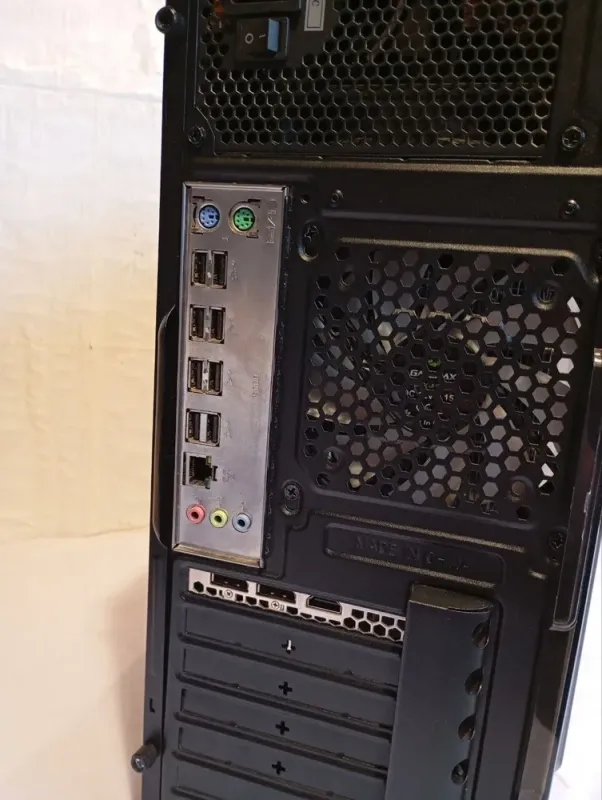 Ігровий ПК GameMax G561-FRGB Black Tower / Intel Xeon E5-2650 v2 (8 (16) ядер по 2.6 - 3.4 GHz) / 20 GB DDR3 / 480 GB SSD + 1000 GB HDD / nVidia GeForce GTX 1650, 4 GB GDDR6, 128-bit / 600W б/в - зображення 5