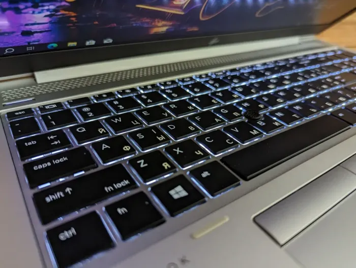 Ультрабук HP EliteBook 850 G5 / 15.6" (1920x1080) IPS / Intel Core i7-8650U (4 (8) ядра по 1.9 - 4.2 GHz) / 16 GB DDR4 / 512 GB SSD / Intel UHD Graphics 620 / WebCam / Fingerprint / Windows 10 б/в - зображення 6