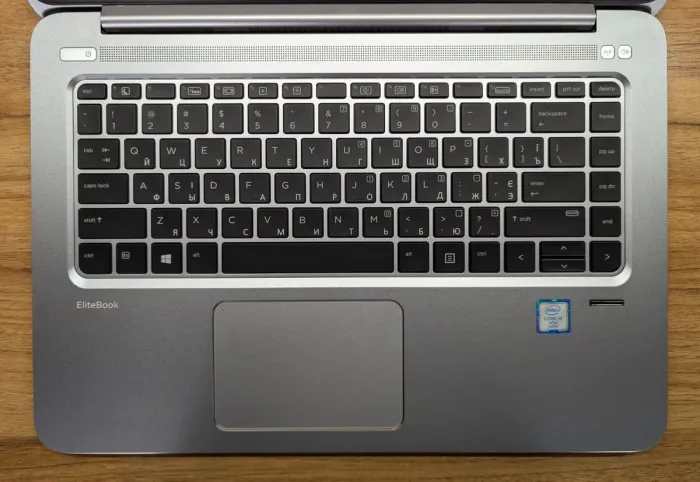 Ультрабук HP EliteBook Folio 1040 G3 / 14" (1920x1080) IPS / Intel Core i5-6300U (2 (4) ядра по 2.4 - 3.0 GHz) / 8 GB DDR4 / 256 GB SSD / Intel HD Graphics 520 / WebCam / Fingerprint / Windows 10 б/в - зображення 3