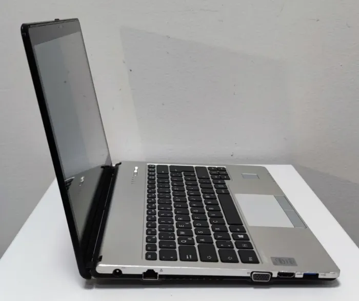 Ноутбук Fujitsu-Siemens LifeBook S935 / 13.3" IPS touch / Intel Core i5-5300U (2(4) ядра 2.3-2.9 GHz) / 8GB DDR3 / 256GB SSD / HD Graphics 5500 б/в - зображення 3