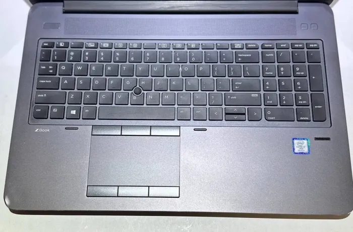 Ноутбук Б-клас HP ZBook 15 G4 / 15.6" (1920x1080) TN / Intel Core i7-7820HQ (4 (8) ядра по 2.9 - 3.9 GHz) / 16 GB DDR4 / 512 GB SSD / Intel HD Graphics 630 / WebCam / Win 11 Pro б/в - зображення 8