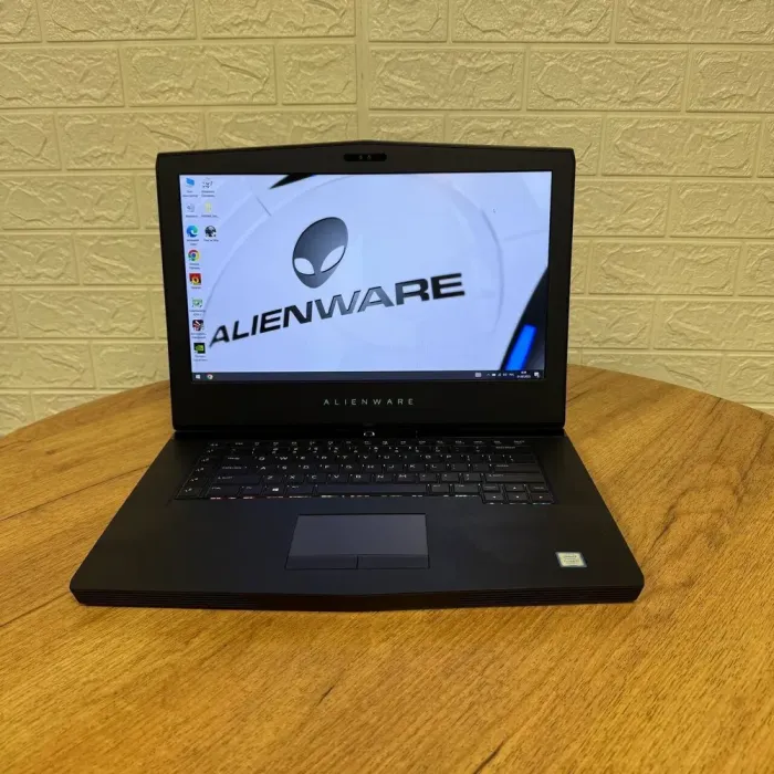 Ігровий ноутбук Б-клас Dell Alienware 15 R3 / 15.6" (1920x1080) IPS / Intel Core i7-7700HQ (4 (8) ядра по 2.8 - 3.8 GHz) / 16 GB DDR4 / 500 GB SSD / nVidia GeForce GTX 1070, 8 GB GDDR5, 256-bit / WebCam б/в - зображення 2