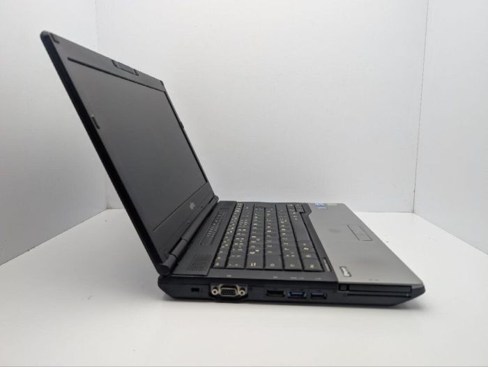 Ноутбук Fujitsu LifeBook S752 / 14" (1366x768) TN / Intel Core i5-3320M (2 (4) ядра по 2.6 - 3.3 GHz) / 6 GB DDR3 / 500 GB HDD / Intel HD Graphics 4400 б/в - зображення 4