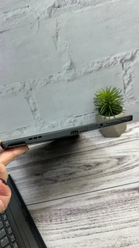 Нетбук Lenovo MIIX 520-12IKB / 12.2" (1920x1080) IPS Touch / Intel Core i5-8250U (4 (8) ядра по 1.6 - 3.4 GHz) / 8 GB DDR4 / 256 GB SSD / Intel UHD Graphics 620 / WebCam б/в - зображення 4