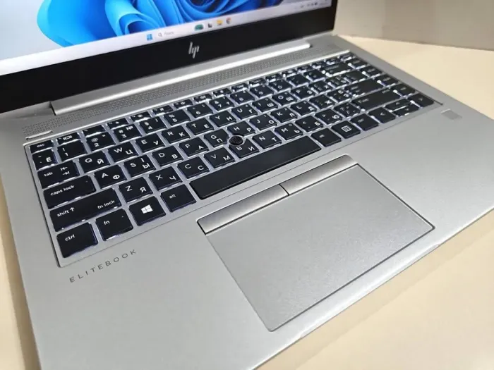 Ультрабук HP EliteBook 745 G6 / 14" (1920x1080) IPS / AMD Ryzen 5 Pro 3500U (4 (8) ядра по 2.1 - 3.7 GHz) / 16 GB DDR4 / 256 GB SSD / AMD Radeon RX Vega 8 Graphics / WebCam / Windows 11 Pro б/в - зображення 4