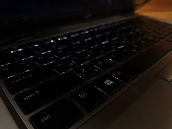 Нетбук HP EliteBook 820 G3 / 12.5" (1920x1080) IPS / Intel Core i5-6300U (2 (4) ядра по 2.4-3 GHz) / 8 GB DDR4 / 256 GB SSD / Intel HD Graphics 520 / WebCam / Fingerprint / Win 10 б/в - зображення 6