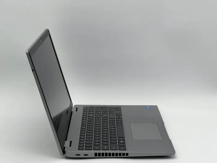 Ультрабук Б-клас Dell Latitude 5520 / 15.6" (1366x768) TN / Intel Core i5-1145G7 (4 (8) ядра по 2.6 - 4.4 GHz) / 8 GB DDR4 / 240 GB SSD / Intel Iris Xe Graphics / WebCam б/в - зображення 5