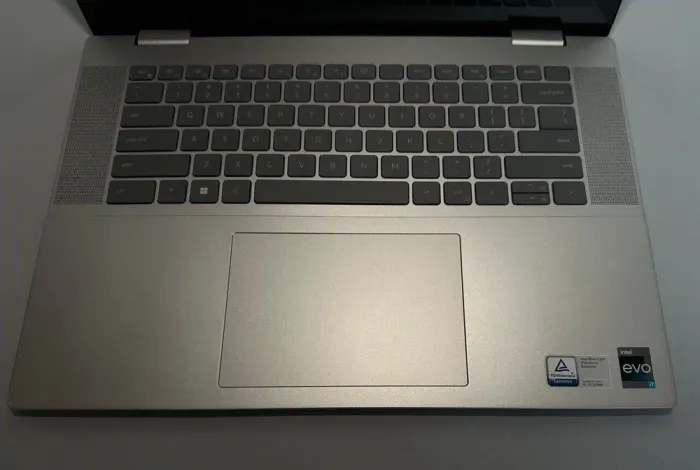 Ноутбук-трансформер Dell Inspiron 16 7630 2в1 / 16" (1920x1200) IPS Touch / Intel Core i7-1360P (12 (16) ядер по 3.7 - 5.0 GHz) / 16 GB DDR5 / 1000 GB SSD / Intel Iris XE Graphics / WebCam б/в - зображення 3