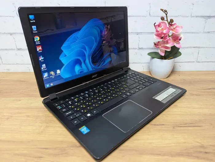 Ноутбук Acer Aspire V5 ZRQ / 15.6" (1366x768) TN / Intel Core i5-4200U (2 (4) ядра по 1.6 - 2.6 GHz) / 8 GB DDR3 / 128 GB SSD / Intel HD Graphics 4400 / WebCam б/в - зображення 3