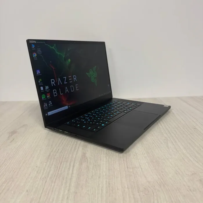 Ігровий ноутбук Razer Blade 15 RZ09-0330 / 15,6" (1920x1080) IPS / Intel Core i7-10875H (8 (16) ядер по 2,3 - 5,1 ГГц) / 16 ГБ DDR4 / 512 ГБ SSD NVMe / nVidia GeForce RTX 2070 Max-Q, 8 ГБ GDDR6, 256-біт / Веб-камера б/в - зображення 4