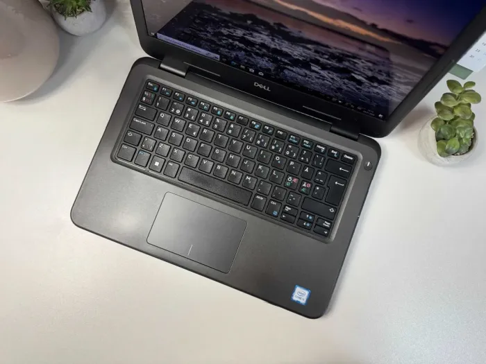 Ноутбук Dell Latitude 3310 / 13.3" (1920x1080) IPS Touch / Intel Core i3-8145U (2 (4) ядра по 2.1 - 3.9 GHz) / 8 GB DDR4 / 128 GB SSD / Intel UHD Graphics / WebCam б/в - зображення 4