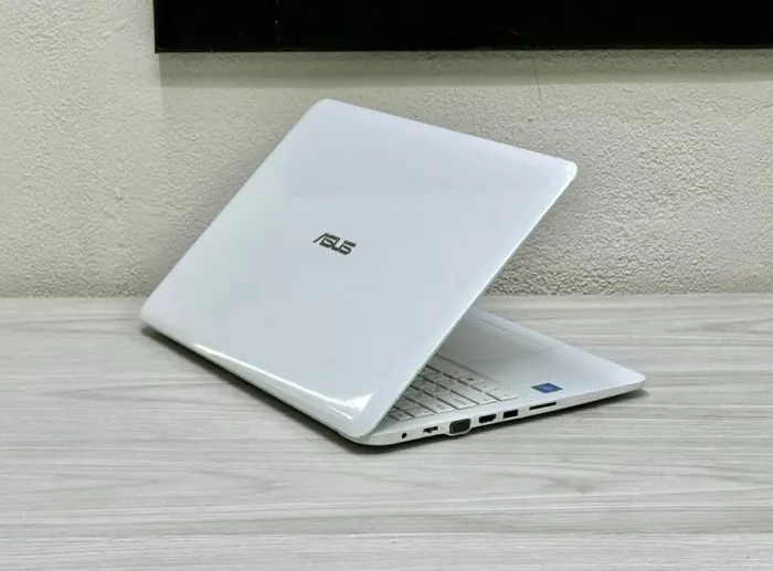 Ноутбук Б-клас Asus E502S / 15.6" (1366x768) TN / Intel Celeron N3060 (2 ядра по 1.6 - 2.48 GHz) / 4 GB DDR3 / 128 GB SSD / Intel HD Graphics 400 / WebCam / Win 10 Home б/в - зображення 5