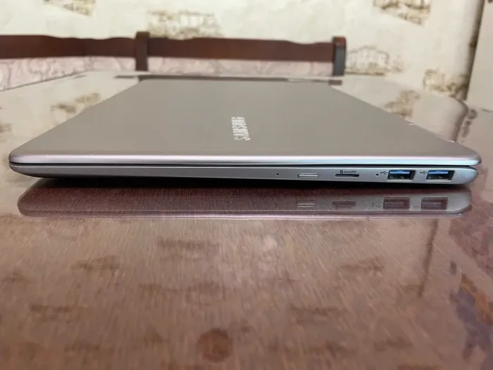 Ноутбук Samsung Notebook 9 Pro NP940N5X / 15.6" (1920x1080) IPS Touch / Intel Core i7-8565U (4 (8) ядра по 1.8 - 4.6 GHz) / 16 GB DDR4 / 256 GB SSD / AMD Radeon 540, 2 GB GDDR5, 64-bit / WebCam б/в - зображення 6