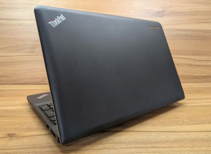 Ноутбук Lenovo ThinkPad Edge E540 / 15.6" (1366x768) TN / Intel Core i7-4702MQ (4 (8) ядра по 2.2 - 3.2 GHz) / 8 GB DDR3 / 240 GB SSD / Intel HD Graphics 4600 / WebCam / Fingerprint / Windows 10 б/в - зображення 6