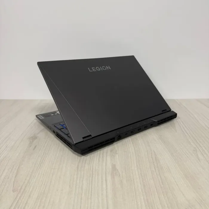 Ігровий ноутбук Б-класу Lenovo Legion 5 Pro 16ARH7H / 16" (2560x1600) IPS / AMD Ryzen 7 6800H (8 (16) ядер по 3,2 - 4,7 ГГц) / 16 ГБ DDR5 / 1000 ГБ SSD NVMe / nVidia GeForce RTX 3070 Ti, 8 ГБ GDDR6, 256-bit / WebCam б/в - зображення 6
