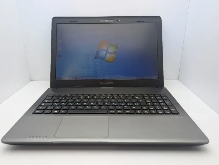 Ноутбук Medion Akoya E6232 / 15.6" (1366x768) TN / Intel Core i3-3110M (2 (4) ядра по 2.4 GHz) / 8 GB DDR3 / 750 GB HDD / Intel HD Graphics 4000 / WebCam / DVD-ROM б/в - зображення 2