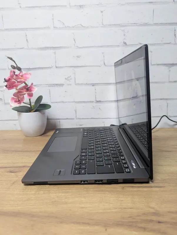 Ультрабук Fujitsu LifeBook U904 / 14" (3200x1800) IPS Touch / Intel Core i5-4300U (2 (4) ядра по 1.9 - 2.9 GHz) / 6 GB DDR3 / 128 GB SSD / Intel HD Graphics 4400 / WebCam / Без АКБ б/в - зображення 4