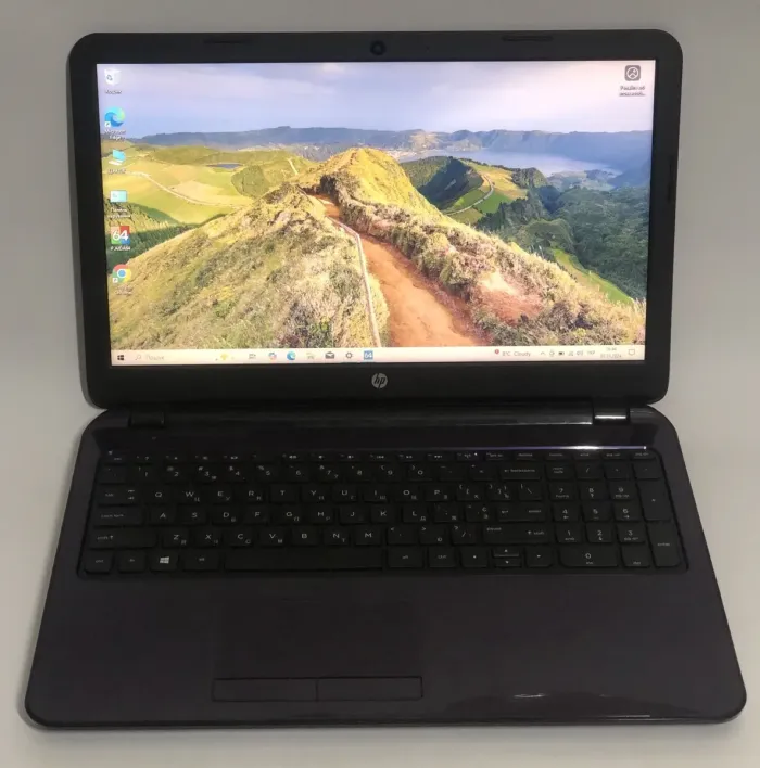 Ноутбук Б-клас HP 15-r036ds / 15.6" (1366x768) TN / Intel Celeron N2920 (4 ядра по 1.86 - 2.0 GHz) / 8 GB DDR3 / 120 GB SSD / Intel HD Graphics / WebCam / DVD-ROM / Win 10 Home б/в - зображення 2