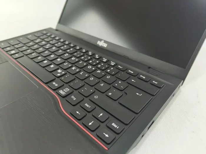 Ультрабук Fujitsu LifeBook E5412 / 14" (1920x1080) IPS / Intel Core i5-1235U (10 (12) ядер 3.3 - 4.4 GHz) / 16 GB DDR4 / 240 GB SSD M.2 / Intel Iris Xe Graphics / WebCam б/в - зображення 3