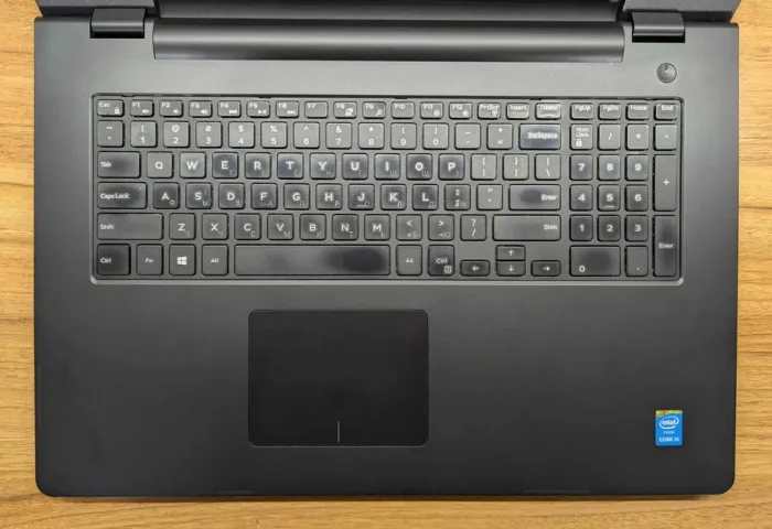 Ноутбук Dell Inspiron 5748 / 17.3" (1600x900) TN / Intel Core i5-4210U (2 (4) ядра по 1.7 - 2.7 GHz) / 8 GB DDR3 / 240 GB SSD / Intel HD Graphics 4400 / WebCam / Windows 10 б/в - зображення 3