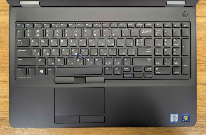 Ноутбук Dell Latitude E5570 / 15.6" (1366x768) TN / Intel Core i7-6820HQ (4 (8) ядра по 2.7 - 3.6 GHz) / 16 GB DDR4 / 512 GB SSD / AMD Radeon R7 M370, 2 GB GDDR5, 128-bit / HDMI / VGA / Windows 10 б/в - зображення 3