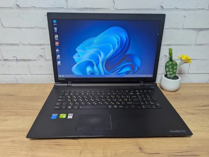 Ноутбук Б-клас Toshiba Satelite Pro C70-C-19E / 17.3" (1600x900) TN / Intel Core i5-5200U (2 (4) ядра по 2.2 - 2.7 GHz) / 12 GB DDR3 / 256 GB SSD / nVidia GeForce 930M, 2 GB GDDR3, 64-bit / WebCam б/в - зображення 2