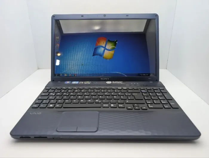 Ноутбук Sony VPC EH2M1E / 15.6" (1366x768) TN / Intel Core i3-2330M (2 (4) ядра по 2.2 GHz) / 6 GB DDR3 / 640 GB HDD / nVidia GeForce 410M, 1 GB GDDR3, 64-bit / WebCam / DVD-ROM б/в - зображення 2