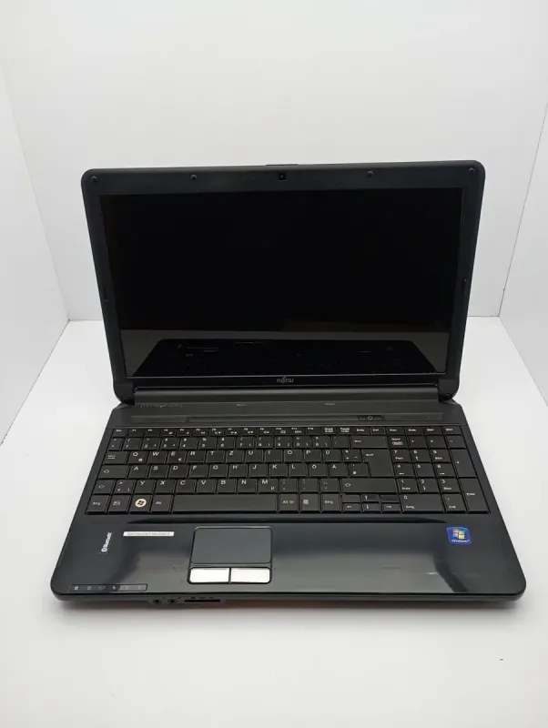 Ноутбук Fujitsu Lifebook AH530 / 15.6" (1366x768) TN / Intel Core i5-520M (2 (4) ядра по 2.4 - 2.93 GHz) / 6 GB DDR3 / 500 GB HDD / Intel HD Graphics 2000 / WebCam б/в - зображення 2