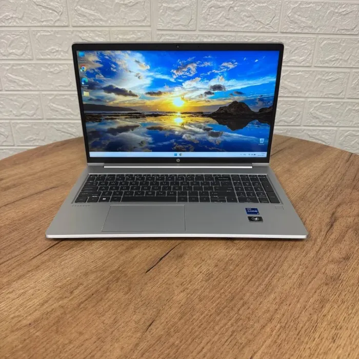 Ультрабук HP ProBook 450 G9 / 15.6" (1920x1080) IPS / Intel Core i7-1255U (10 (12) ядер по 1.7 - 4.7 GHz) / 16 GB DDR4 / 512 GB SSD / Intel Intel Iris Xe Graphics / WebCam б/в - зображення 2