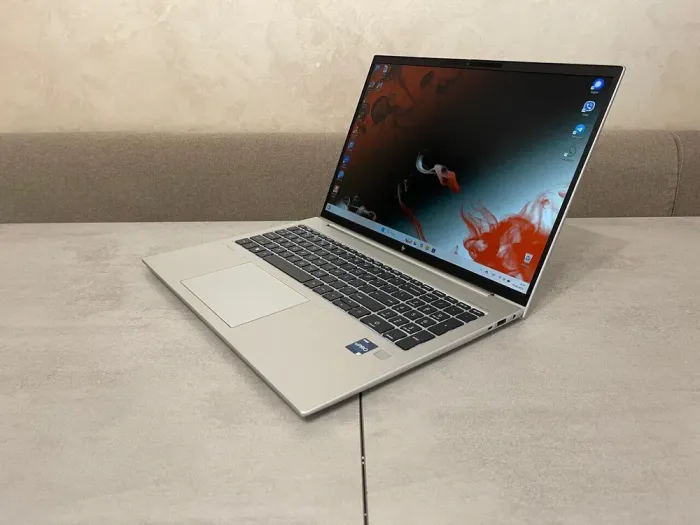 Ультрабук HP EliteBook 860 G10 / 16" (1920x1200) IPS / Intel Core i7-1365U (10 (12) ядер по 1.8 - 5.2 GHz) / 32 GB DDR5 / 512 GB SSD M.2 / Intel Iris Xe Graphics / WebCam б/в - зображення 6