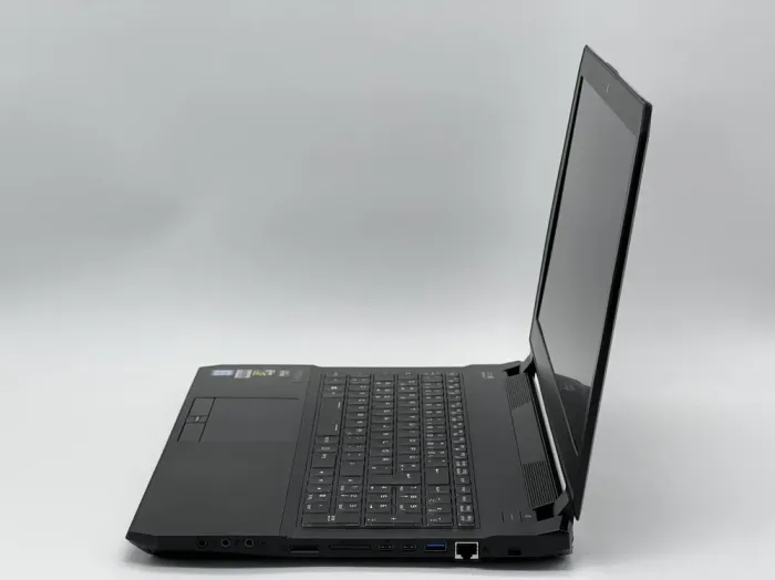 Ігровий ноутбук Б-клас Schenker P651RP6-G / 15.6" (1920x1080) IPS / Intel Core i7-6700HQ (4 (8) ядра по 2.6 - 3.5 GHz) / 16 GB DDR4 / 480 GB SSD / nVidia GeForce GTX 1060, 6 GB GDDR5, 192-bit / WebCam б/в - зображення 5