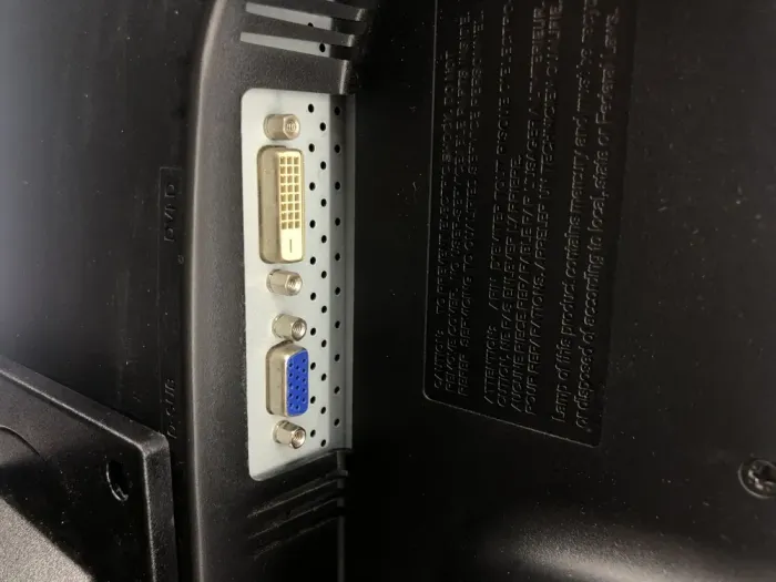 Монітор LG Flatron W2343T-PF/23" (1920x1080) TN/DVI, VGA/VESA 100x100 + Кабель живлення б/в - зображення 4